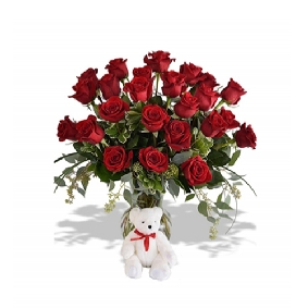 В вазе 25 красных роз и плюшевый мишка