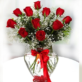11 красная роза в вазе в форме сердца