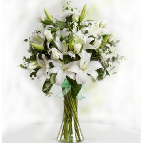 Lilien und weißen Rosen in einer Vase
